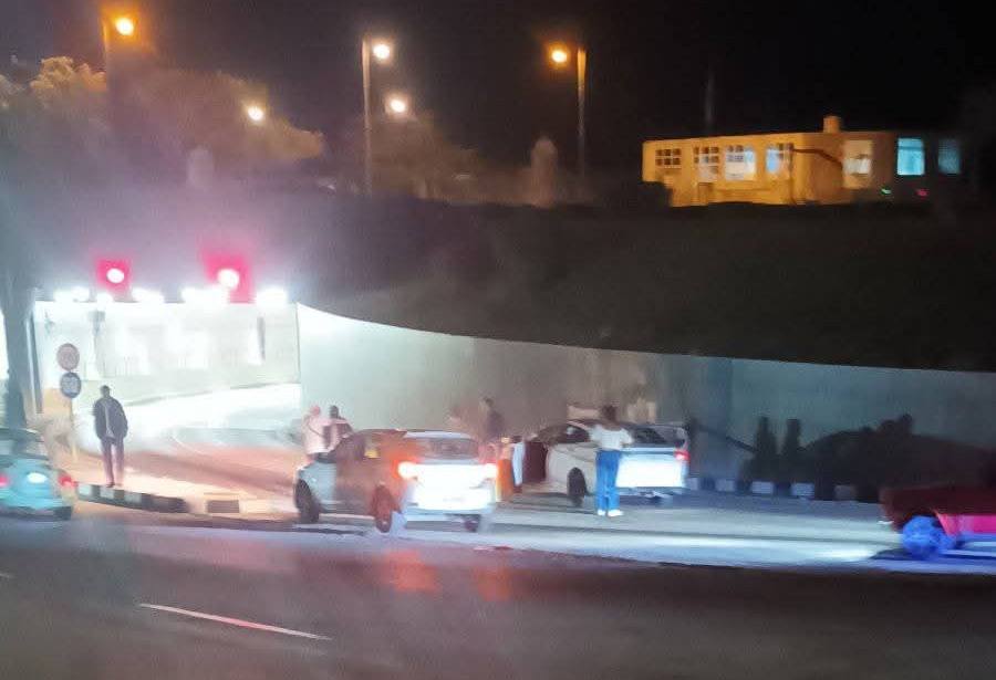 Control policial nocturno en carretera iluminada