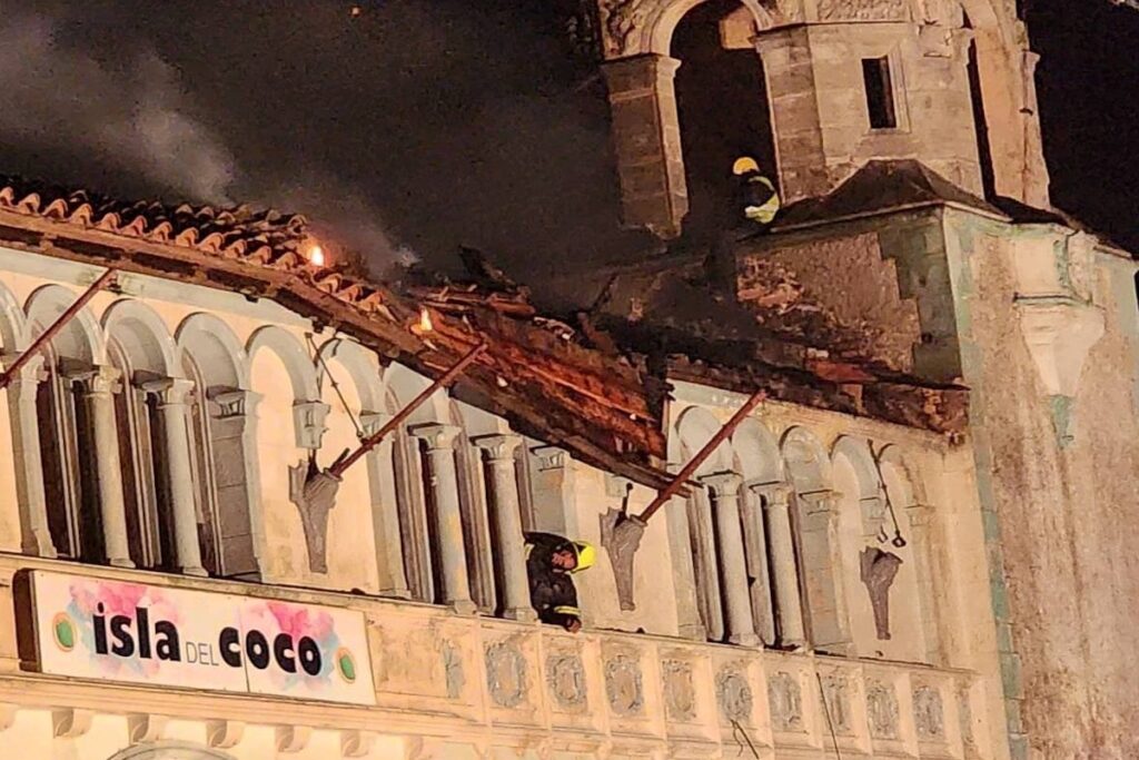 Bombero trabajando en techo en llamas