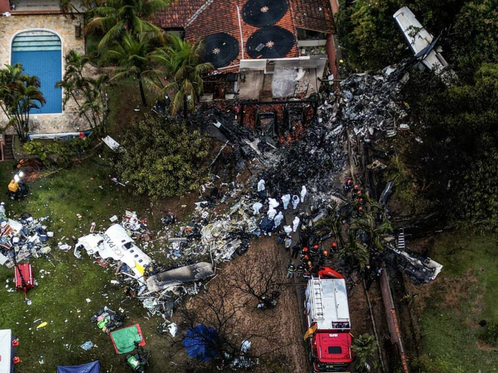 Avión accidentado en zona residencial con equipos de emergencia