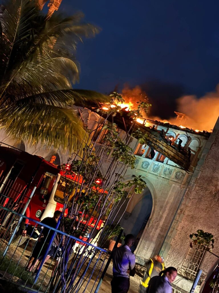 Bomberos apagan incendio en edificio histórico nocturno