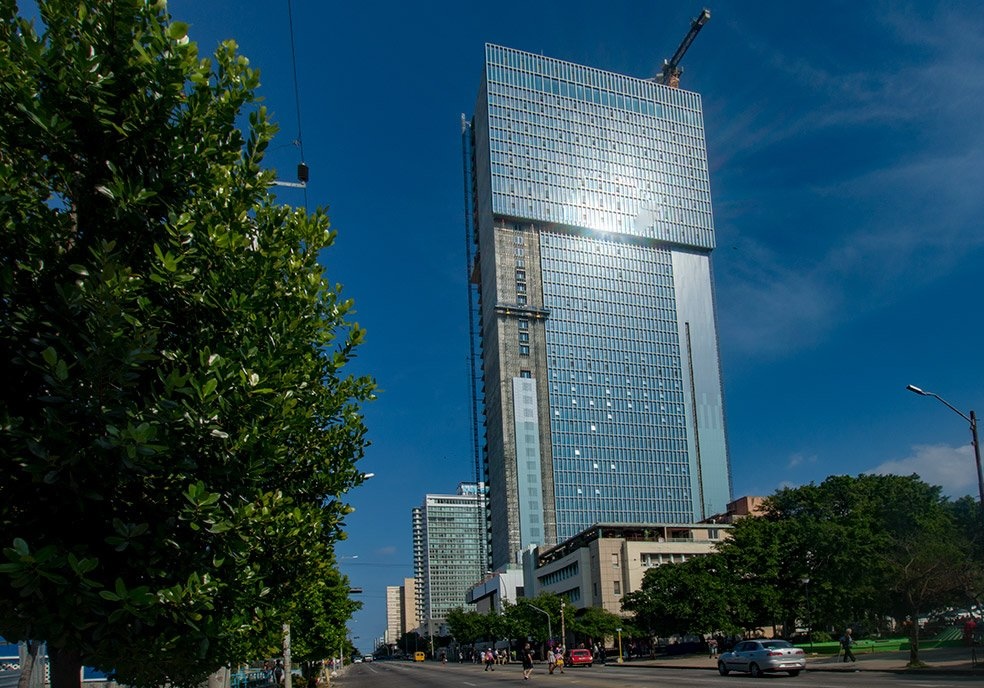 Edificio alto moderno en ciudad soleada