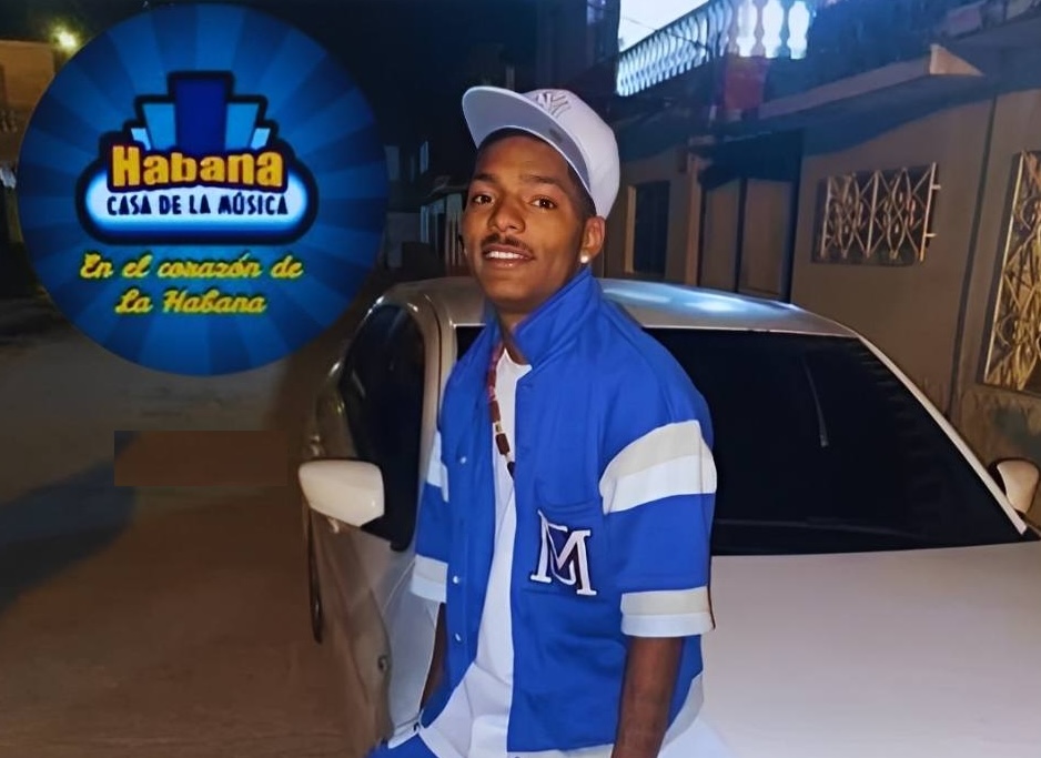 Hombre sonriente frente a cartel de Casa de la Música