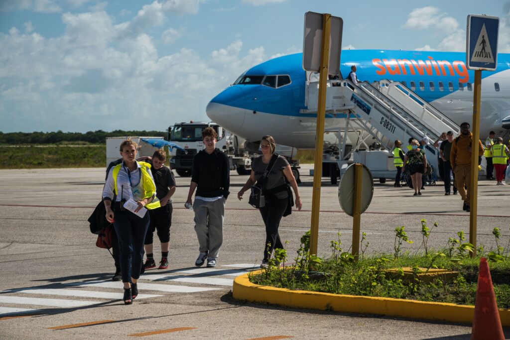Pasajeros desembarcando de un avión Sunwing