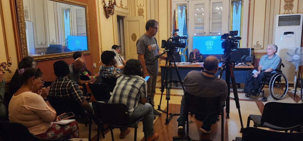 Conferencia de prensa en salón elegante