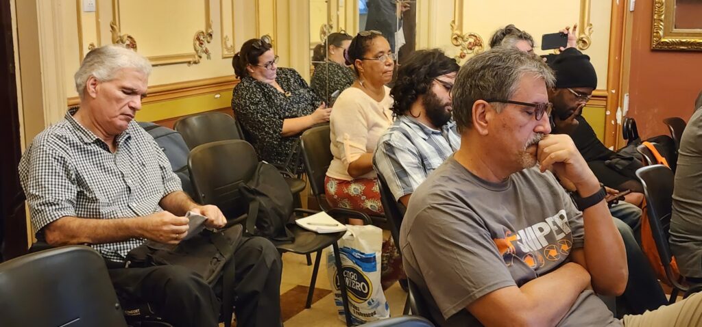 Personas sentadas en una sala de reuniones