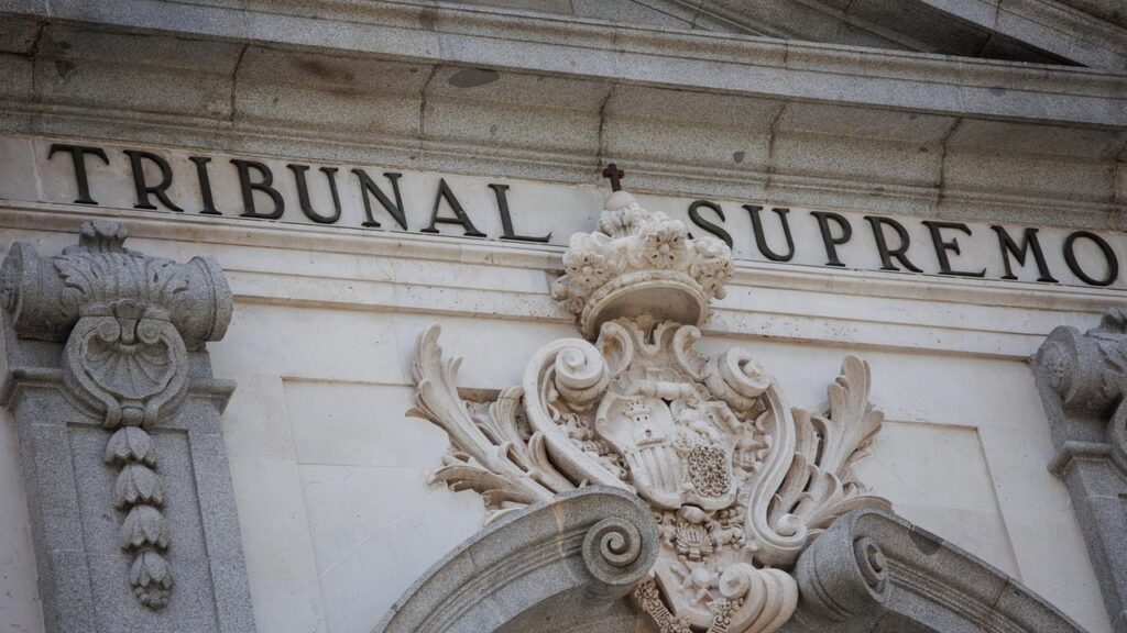 Fachada del Tribunal Supremo con detalles ornamentales