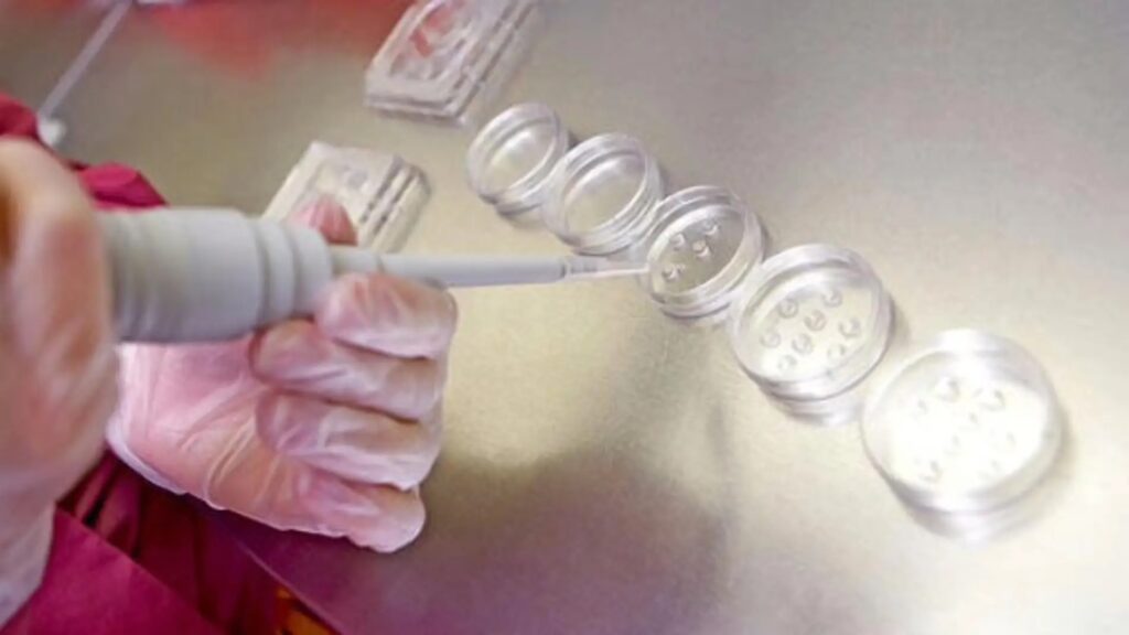 Persona manejando pipeta en laboratorio