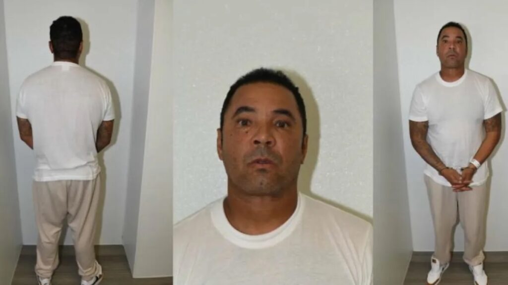 Hombre en tres poses, frente, espalda y perfil