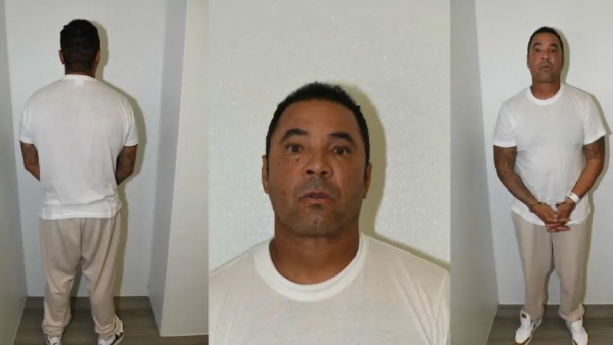 Hombre en tres poses, frente, espalda y perfil