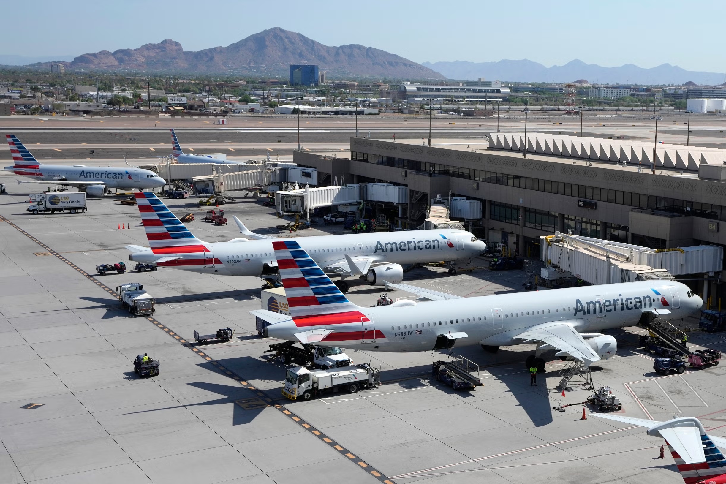 Aviones en aeropuerto, montañas al fondo