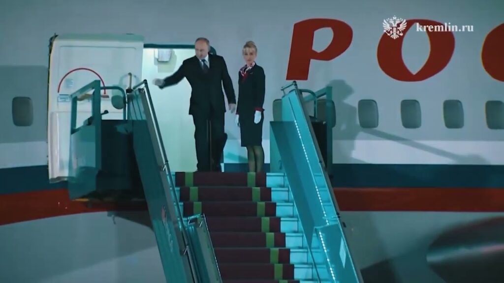 Hombre y mujer bajando de avión