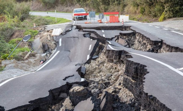 Carretera severamente dañada y grietas profundas