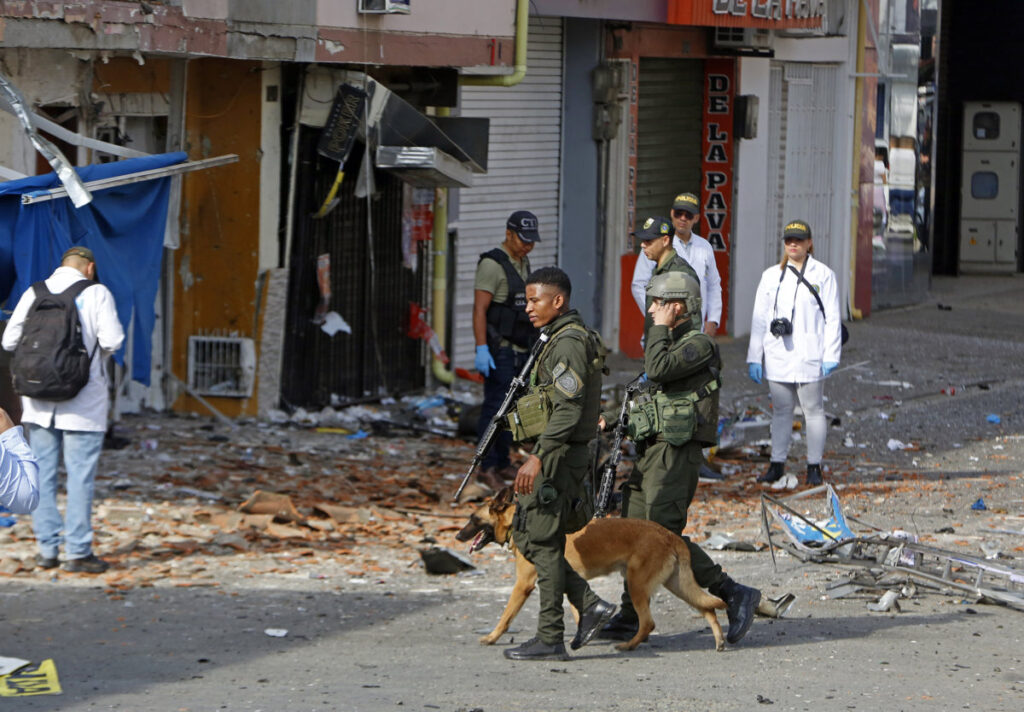 Policías con perro patrullan zona dañada