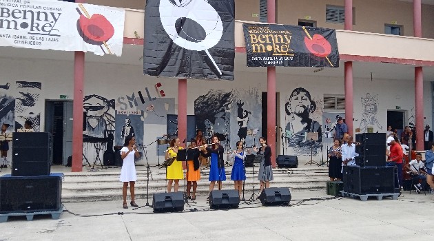 Concierto al aire libre con cantantes en escenario urbano