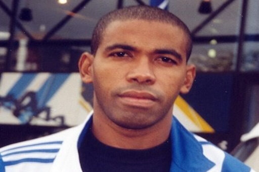 Hombre con chaqueta deportiva azul y blanca