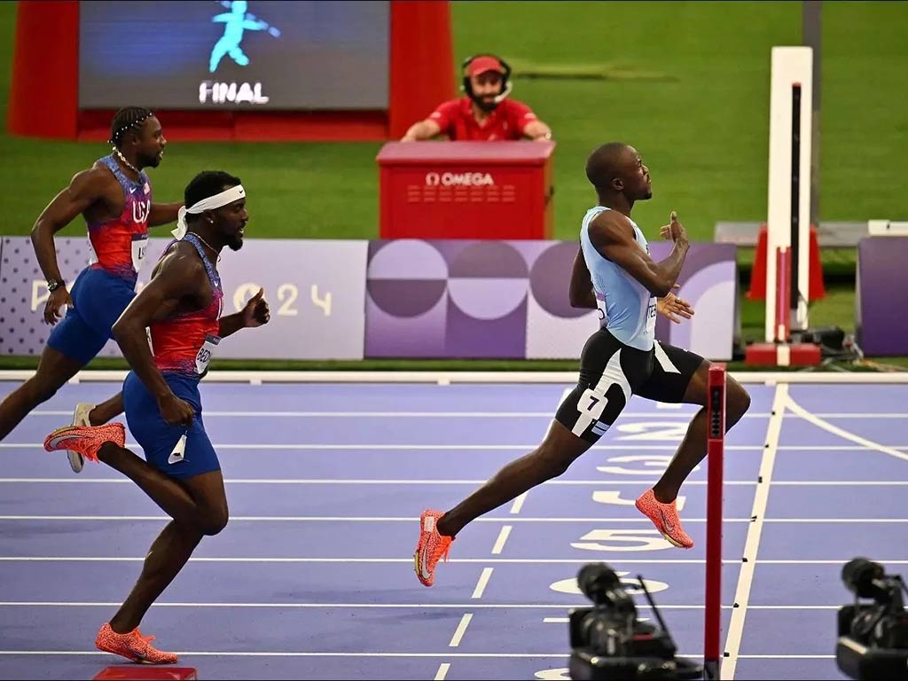 Atletas compitiendo en carrera de velocidad