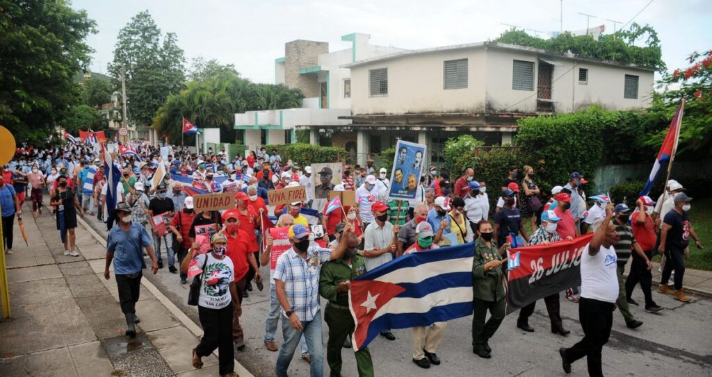 Manifestación callejera en Cuba con banderas y carteles