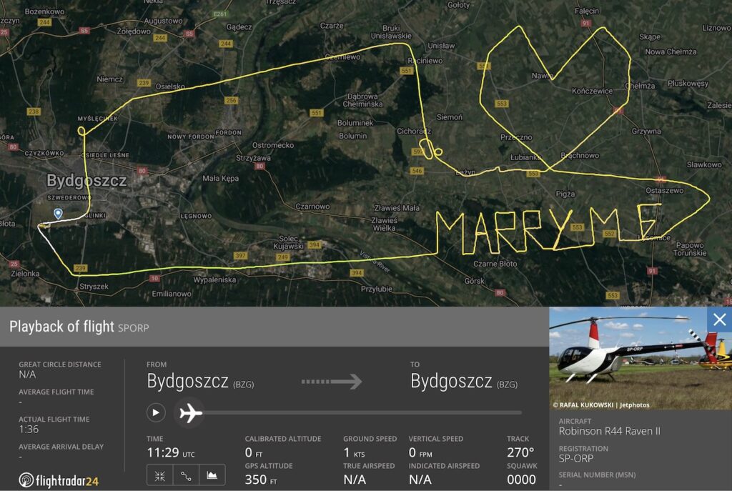 Ruta de vuelo formando las palabras 'MARRY ME'