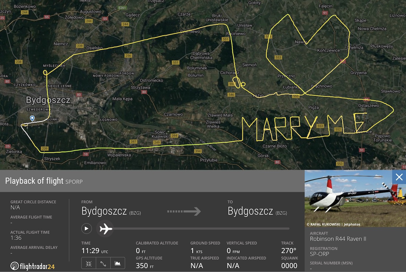 Ruta de vuelo formando las palabras 'MARRY ME'