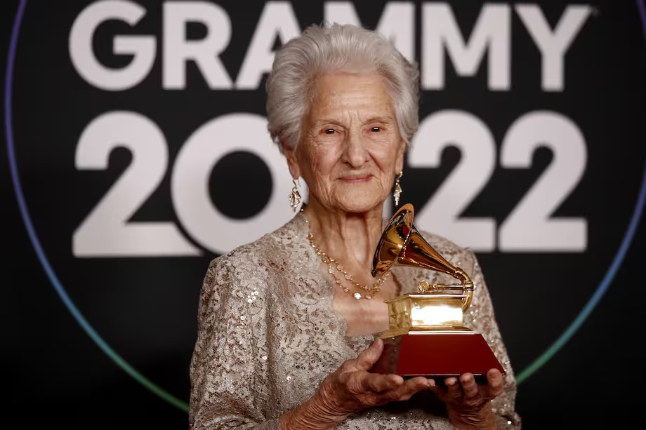 Anciana sostiene Grammy 2022 con orgullo