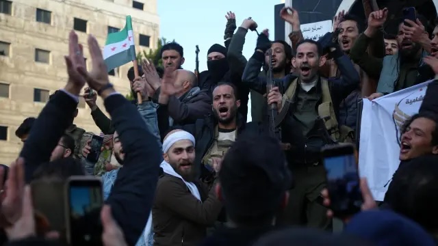 Grupo de hombres celebrando en manifestación