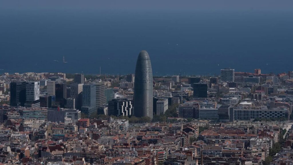 Vista aérea de Barcelona con Torre Agbar destacada