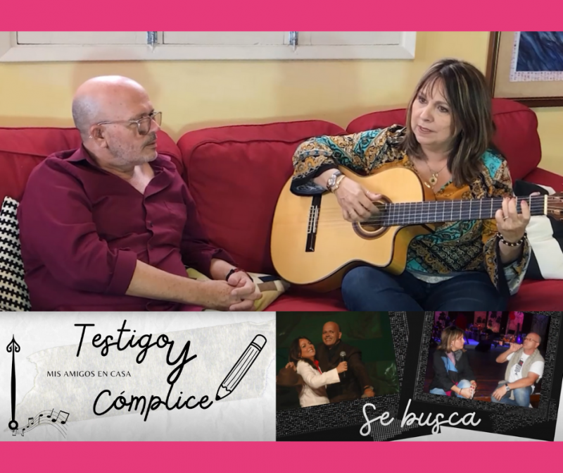 Mujer tocando guitarra junto a hombre en sofá