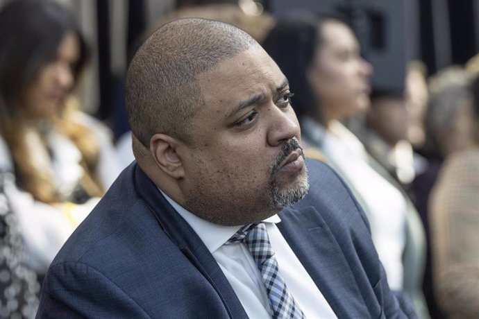 Hombre serio en evento con traje y corbata