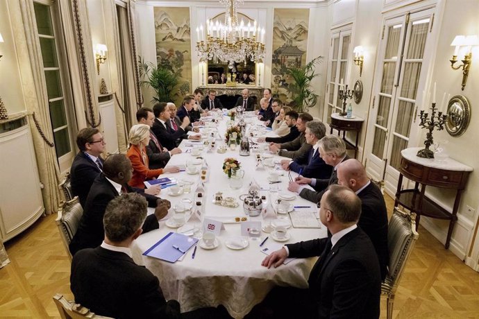 Grupo de personas en reunión de negocios elegante