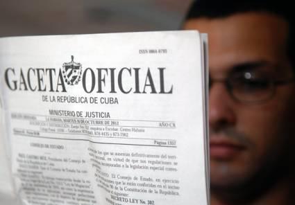 Hombre leyendo Gaceta Oficial de Cuba desenfocado