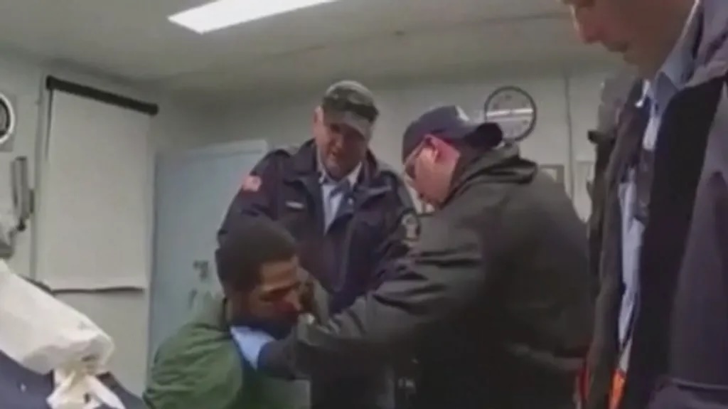 Hombre recibiendo asistencia médica de emergencia