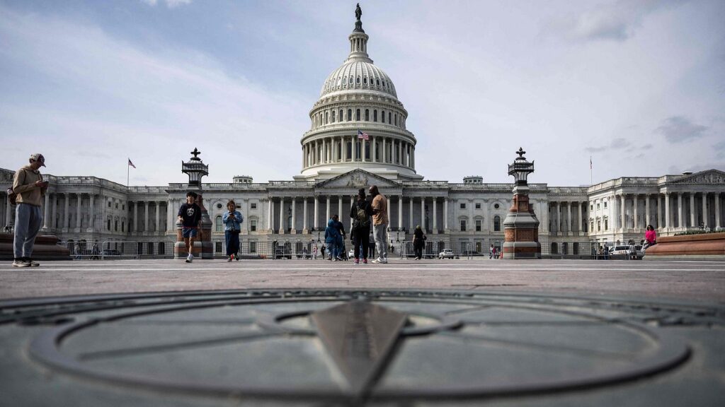 Fotografía del Capitolio en Washington con visitantes
