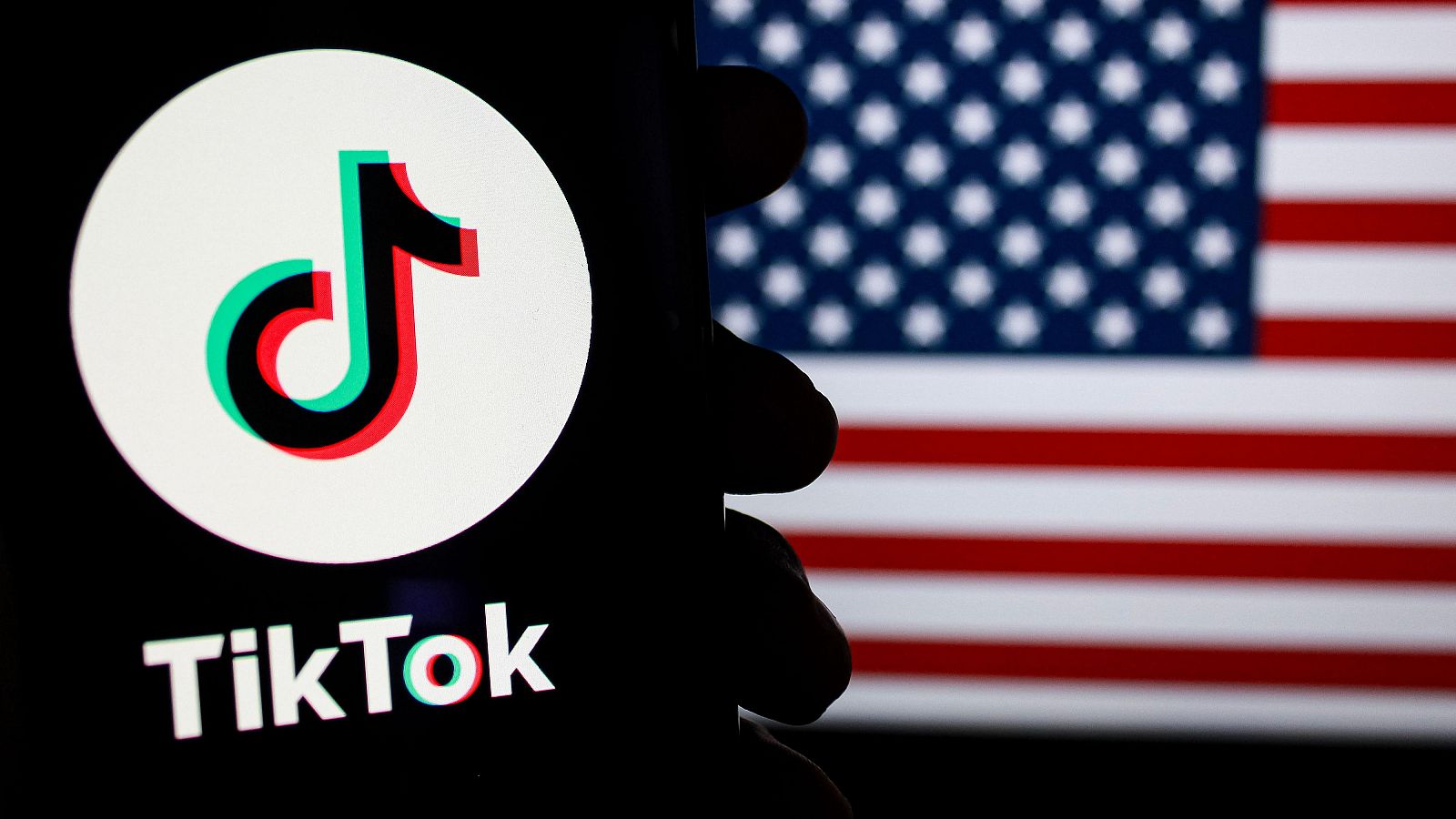 Logo de TikTok sobre bandera estadounidense