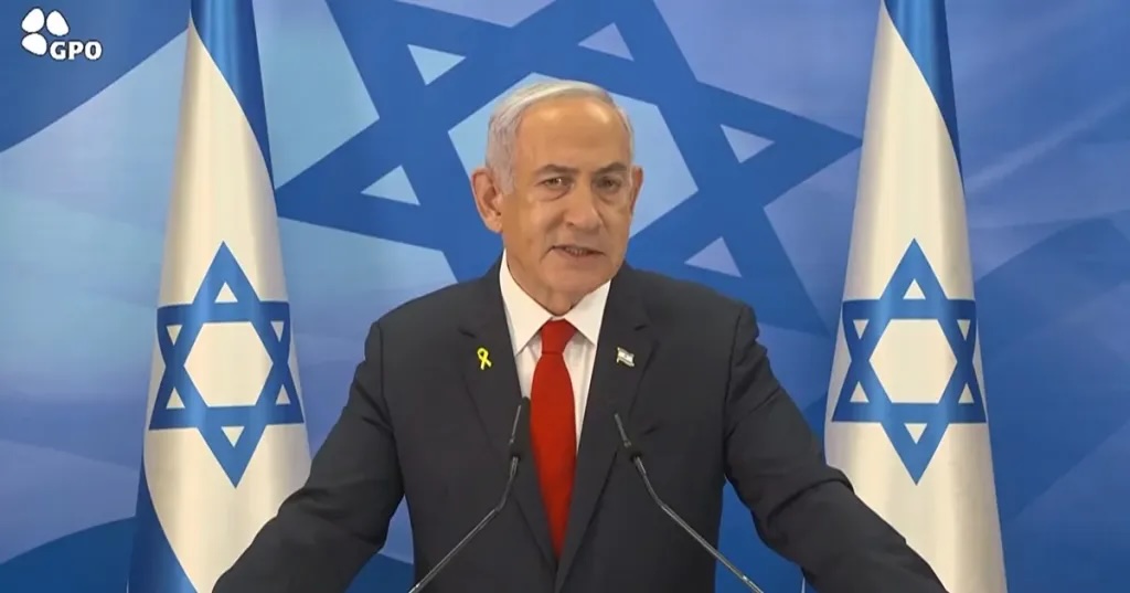 Hombre hablando, banderas de Israel de fondo