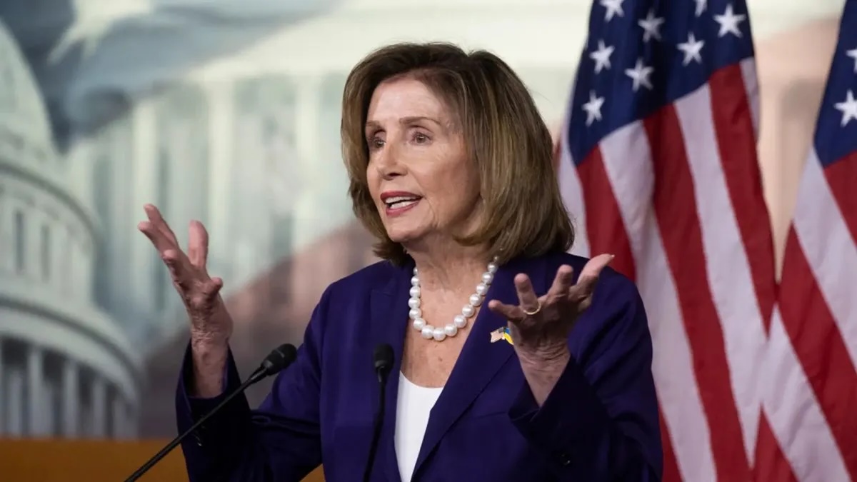 Mujer hablando con banderas de EE.UU. detrás