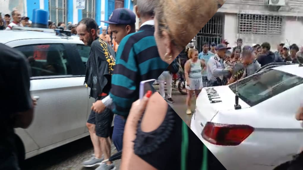 Gente reunida en evento callejero con coches