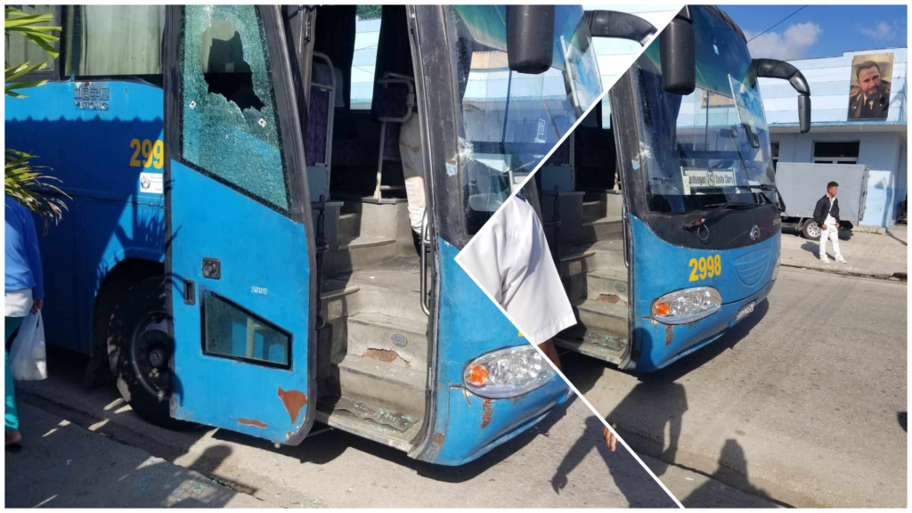 Autobús azul dañado con ventanas rotas