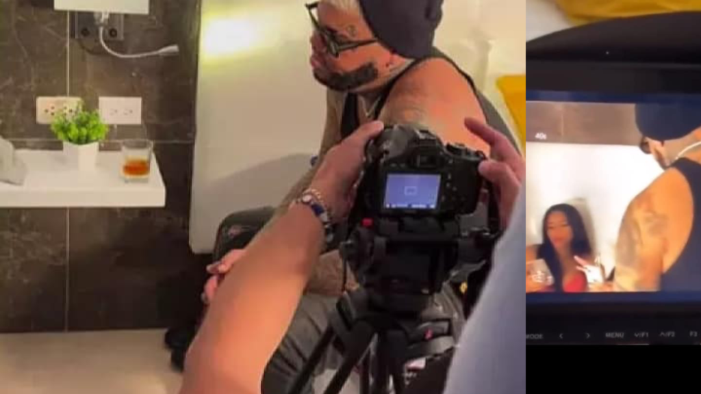 Tatuador trabajando mientras es filmado con cámara