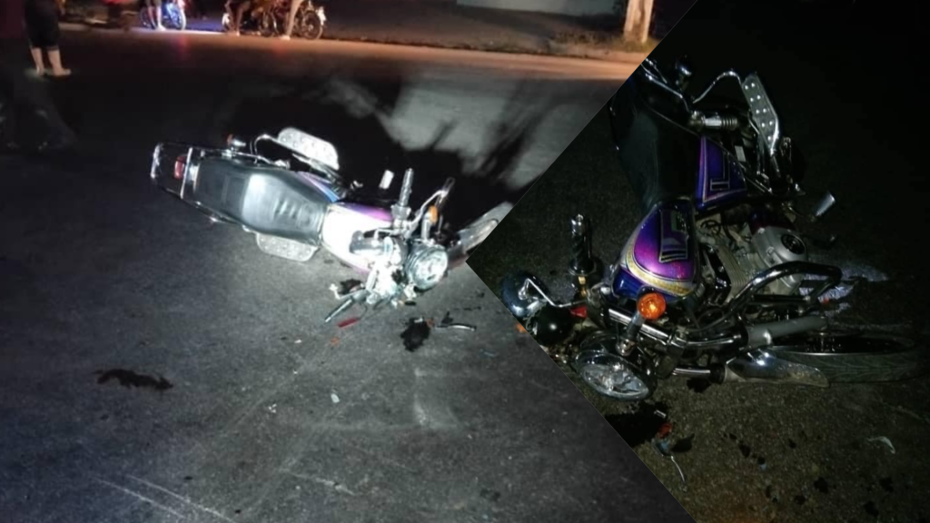 Motocicleta accidentada en carretera nocturna
