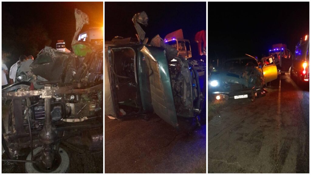 Accidente de tráfico nocturno con vehículos dañados