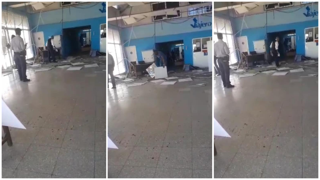 Sala dañada con personas observando desorden