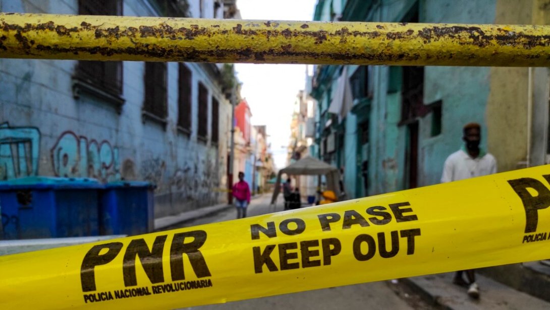 Calle cubana con cinta de seguridad amarilla