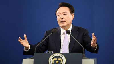 Hombre dando discurso en podio