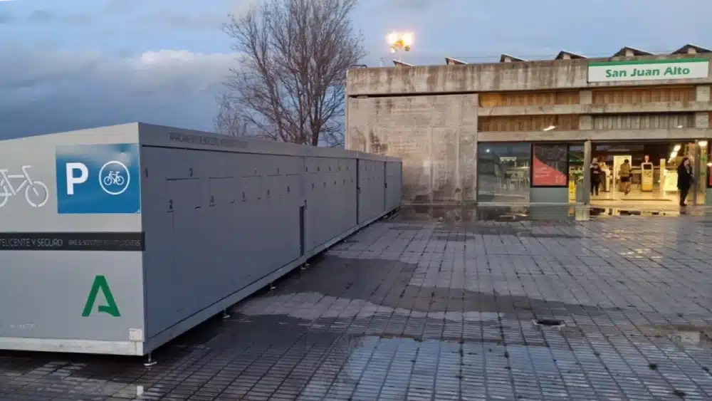 Estación San Juan Alto con aparcamiento de bicicletas
