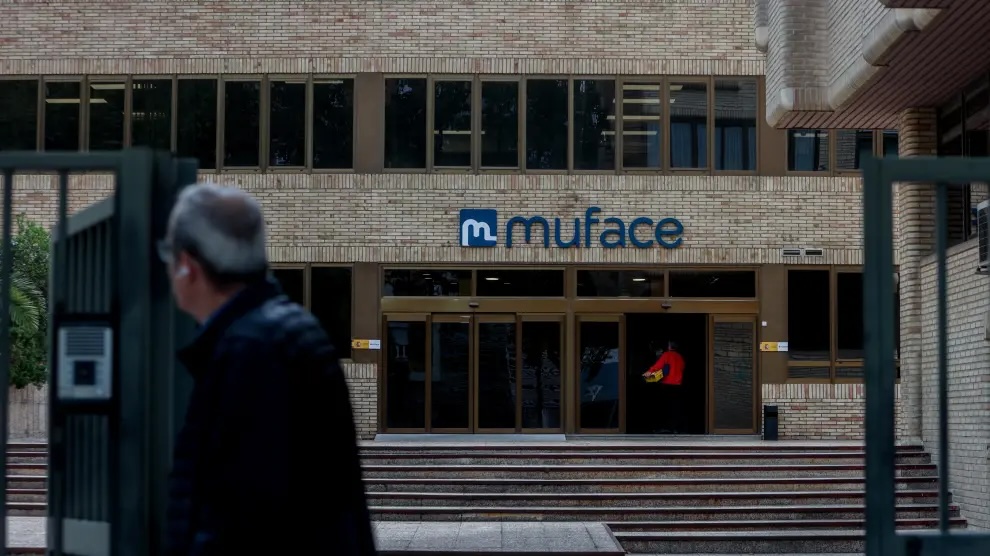 Edificio de MUFACE con hombre entrando