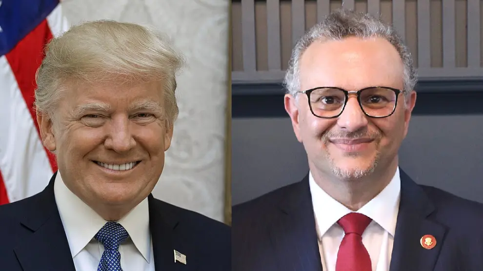 Dos hombres sonriendo, uno rubio y otro canoso.