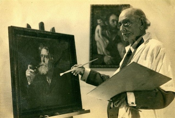 Artista mayor pintando un retrato en su estudio