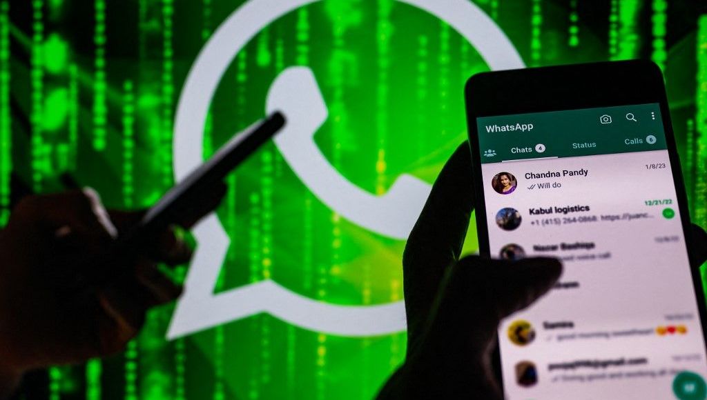 Persona usando WhatsApp en móvil con fondo digital verde