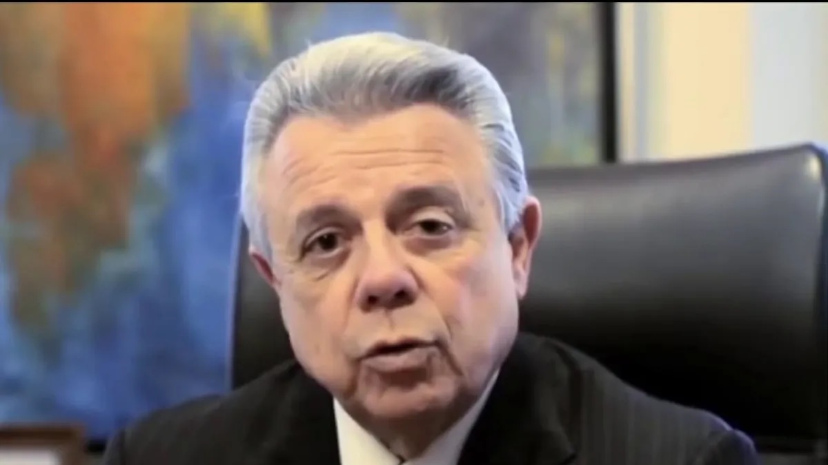 Hombre mayor hablando en oficina elegante