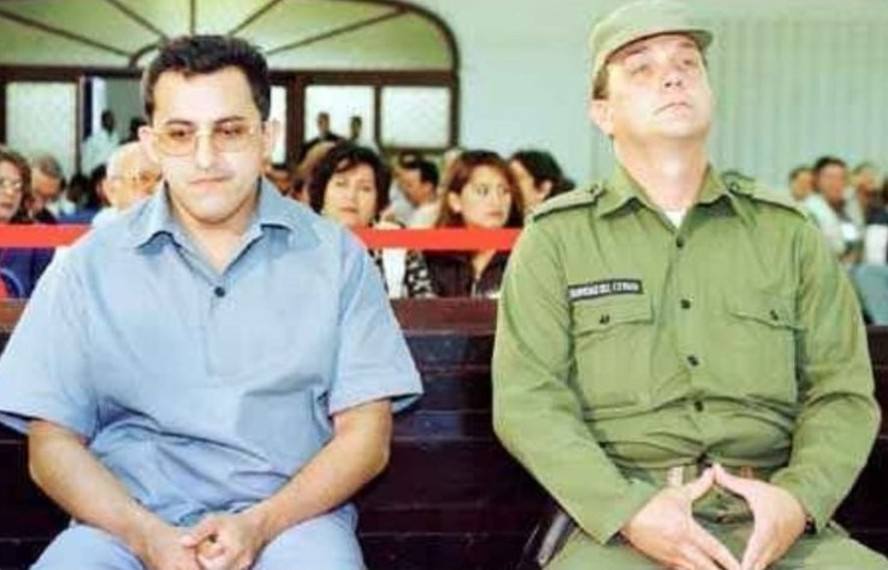 Hombre civil y militar sentados en banca